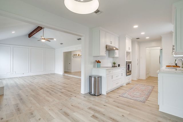 208 Meadowhill Drive, Benbrook, TX 76126