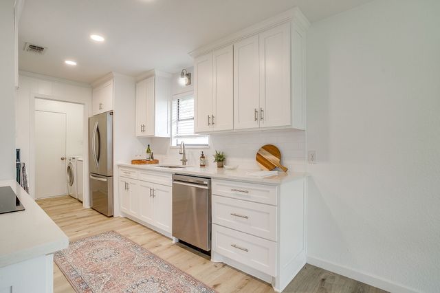 208 Meadowhill Drive, Benbrook, TX 76126