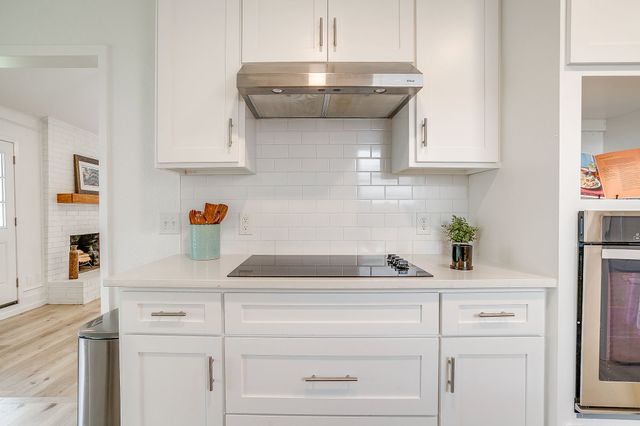 208 Meadowhill Drive, Benbrook, TX 76126