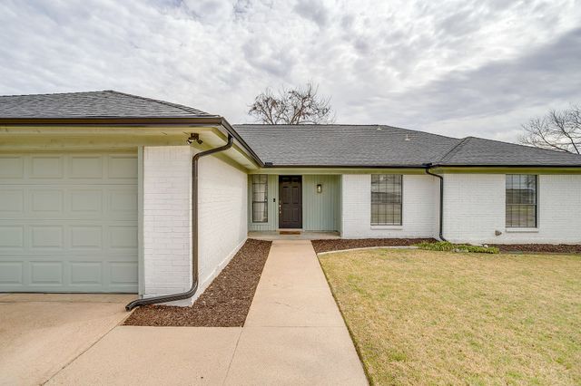 208 Meadowhill Drive, Benbrook, TX 76126