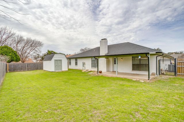 208 Meadowhill Drive, Benbrook, TX 76126