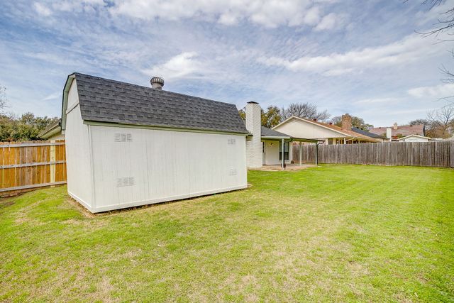 208 Meadowhill Drive, Benbrook, TX 76126