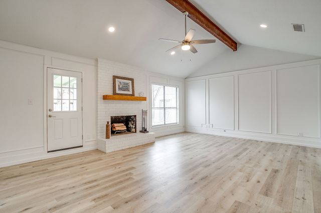 208 Meadowhill Drive, Benbrook, TX 76126