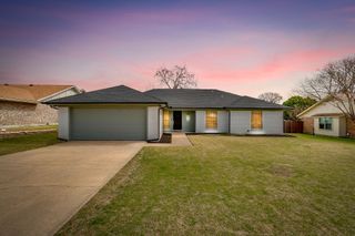 208 Meadowhill Drive, Benbrook, TX 76126