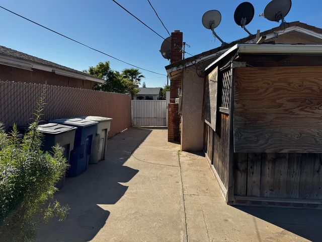 3058 W Bellaire Way, Fresno, CA 93722