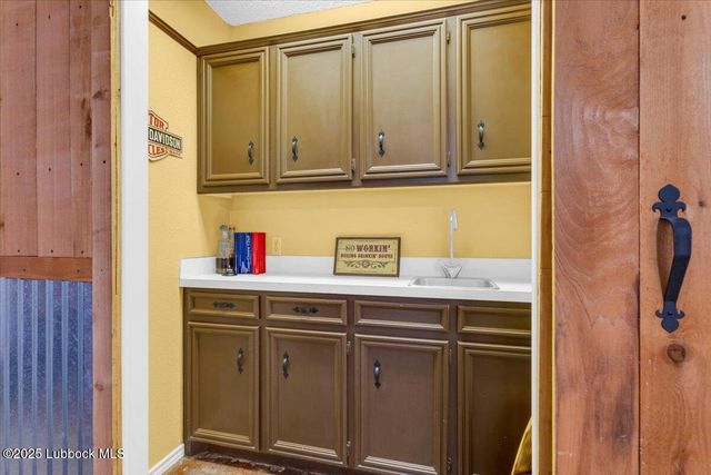 2022 Buffalo Drive, Levelland, TX 79336