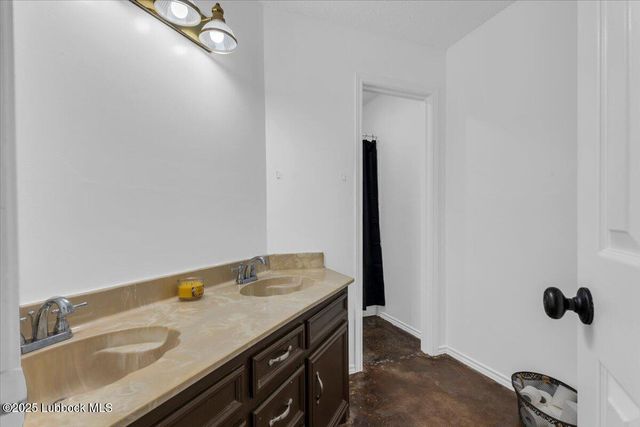 2022 Buffalo Drive, Levelland, TX 79336