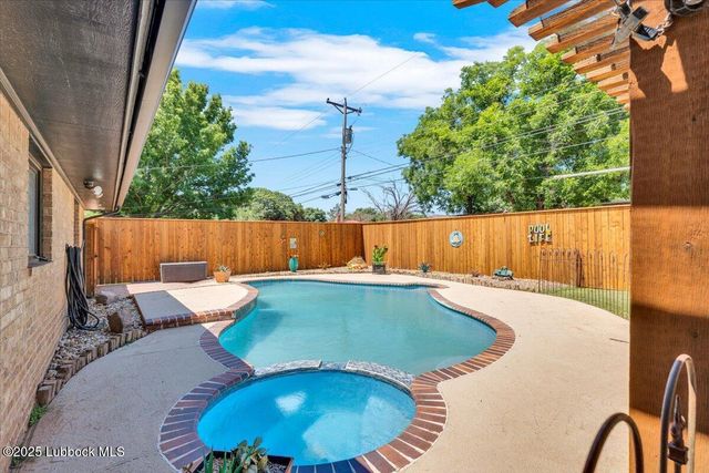 2022 Buffalo Drive, Levelland, TX 79336