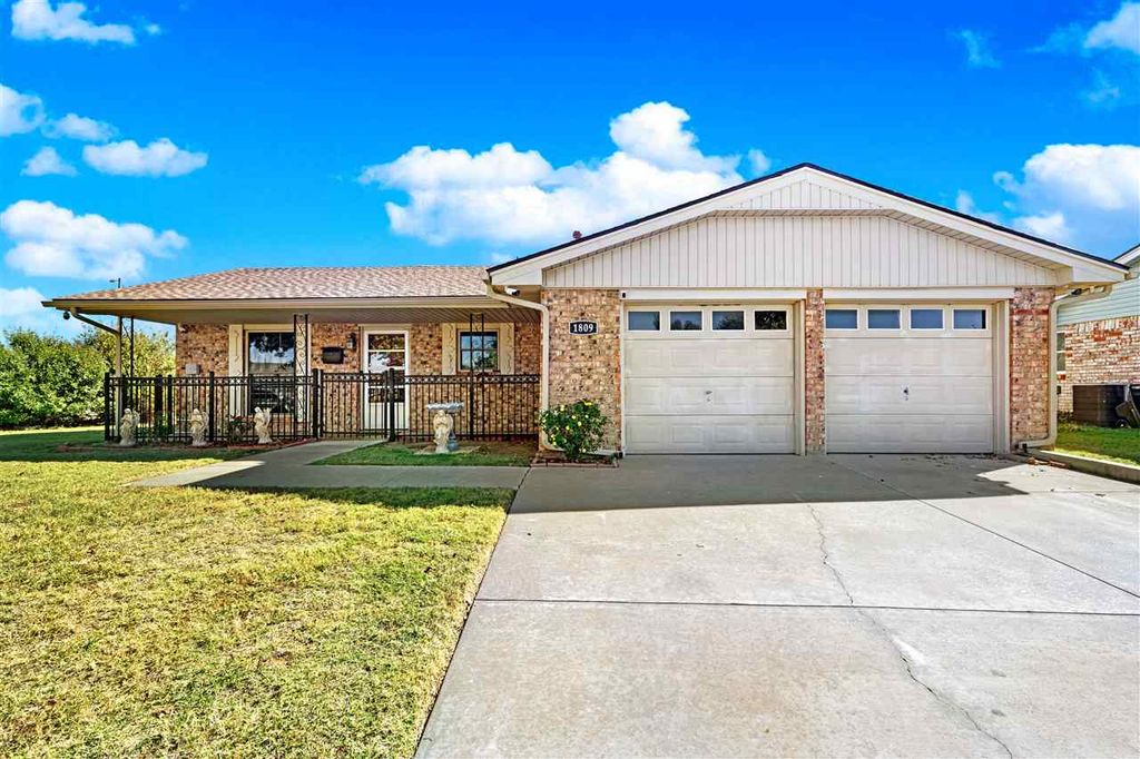 1809 NW Crosby Park Cir, Lawton, OK 73505