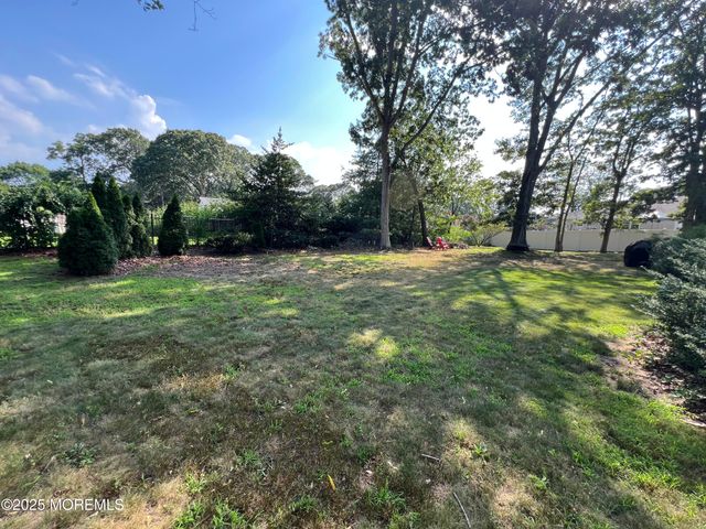 8 Corey Drive, Oakhurst, NJ 07755