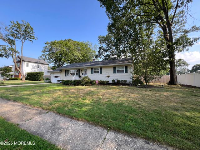 8 Corey Drive, Oakhurst, NJ 07755