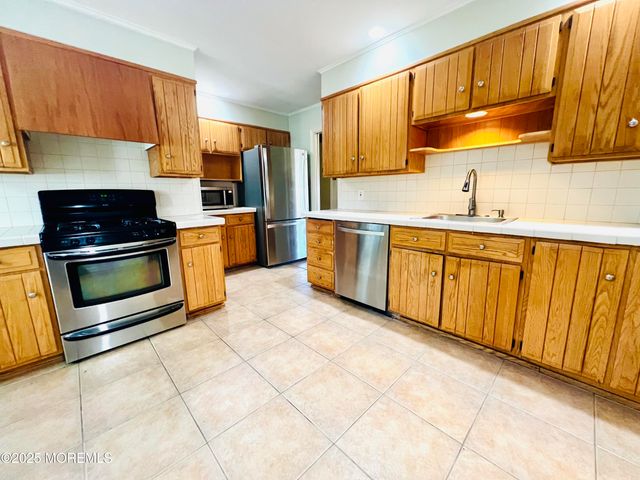 8 Corey Drive, Oakhurst, NJ 07755