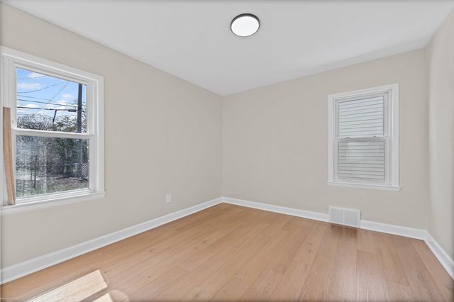 1474 E Milton Avenue, Hazel Park, MI 48030