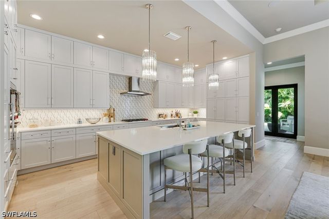 760 Park Shore DR, Naples, FL 34103