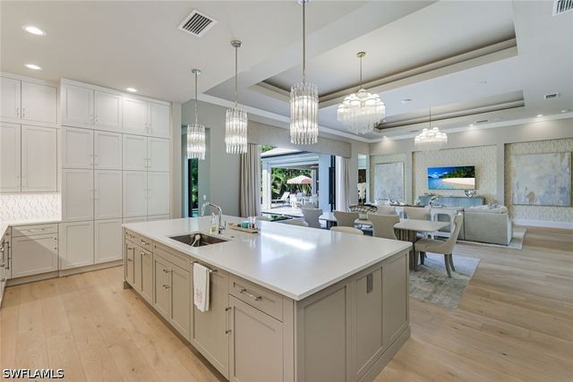 760 Park Shore DR, Naples, FL 34103