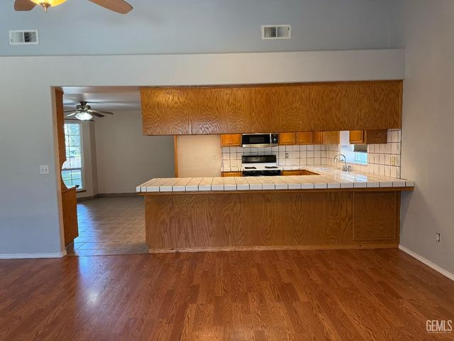 507 Meadow Grove Court, Bakersfield, CA 93308