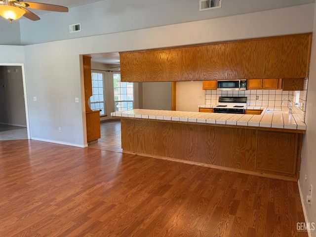 507 Meadow Grove Court, Bakersfield, CA 93308