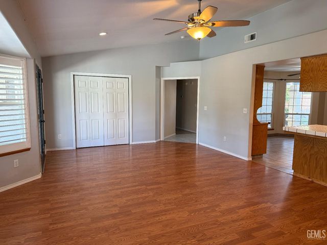 507 Meadow Grove Court, Bakersfield, CA 93308