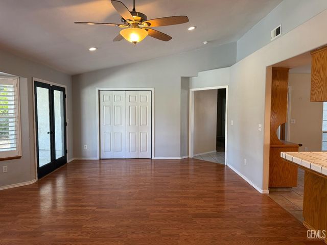 507 Meadow Grove Court, Bakersfield, CA 93308