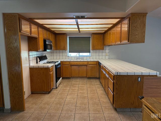 507 Meadow Grove Court, Bakersfield, CA 93308