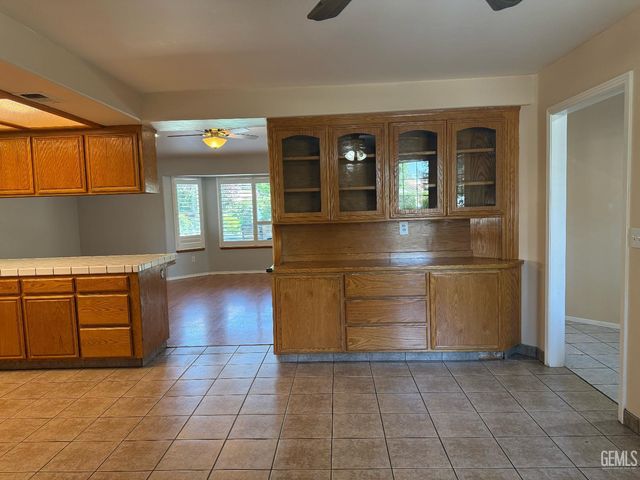 507 Meadow Grove Court, Bakersfield, CA 93308