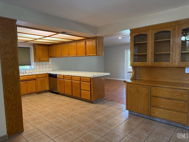 507 Meadow Grove Court, Bakersfield, CA 93308