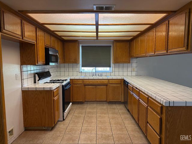 507 Meadow Grove Court, Bakersfield, CA 93308