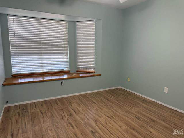 507 Meadow Grove Court, Bakersfield, CA 93308