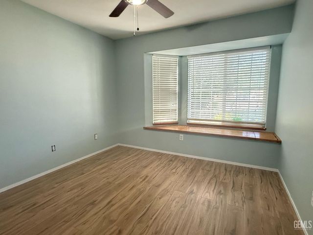 507 Meadow Grove Court, Bakersfield, CA 93308