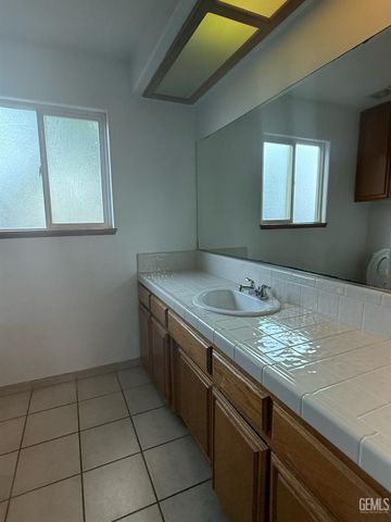 507 Meadow Grove Court, Bakersfield, CA 93308