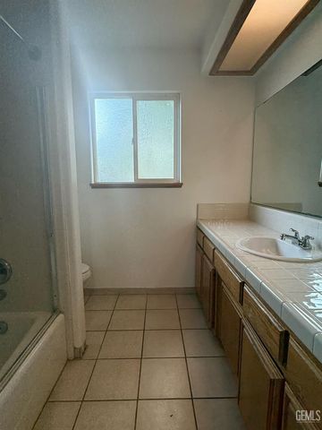 507 Meadow Grove Court, Bakersfield, CA 93308