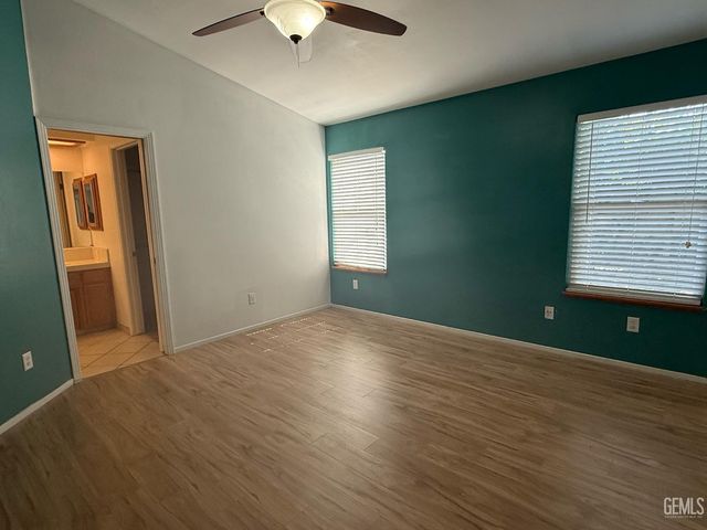 507 Meadow Grove Court, Bakersfield, CA 93308