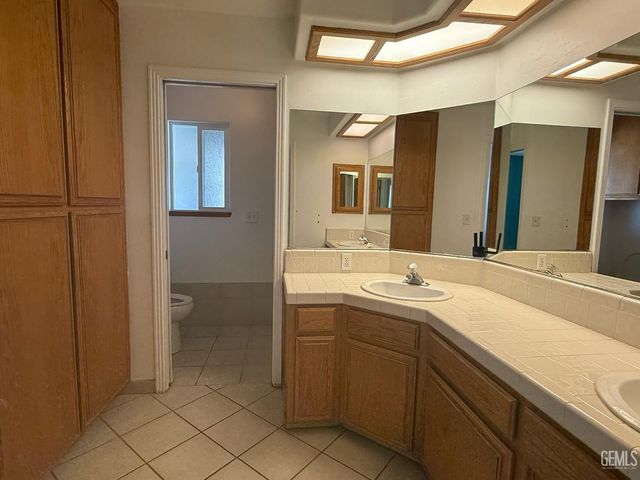 507 Meadow Grove Court, Bakersfield, CA 93308