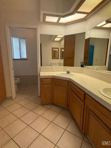 507 Meadow Grove Court, Bakersfield, CA 93308