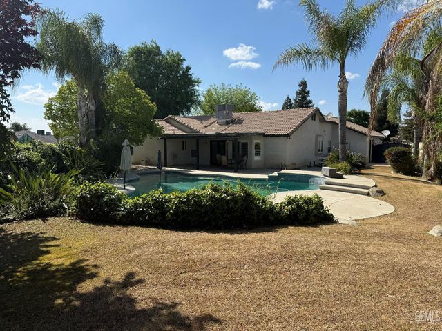 507 Meadow Grove Court, Bakersfield, CA 93308