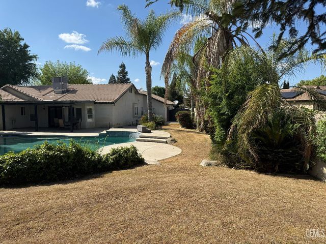 507 Meadow Grove Court, Bakersfield, CA 93308