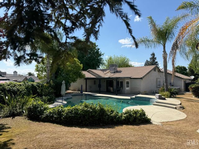 507 Meadow Grove Court, Bakersfield, CA 93308