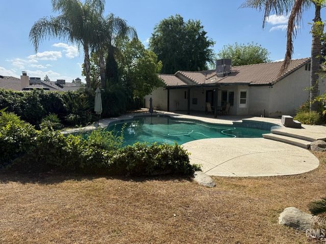 507 Meadow Grove Court, Bakersfield, CA 93308