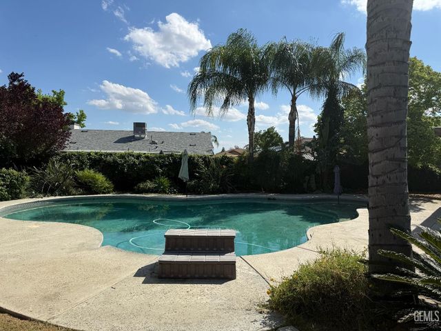 507 Meadow Grove Court, Bakersfield, CA 93308