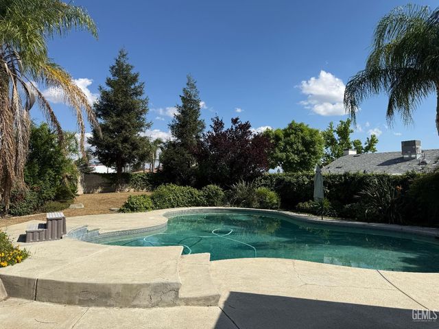 507 Meadow Grove Court, Bakersfield, CA 93308