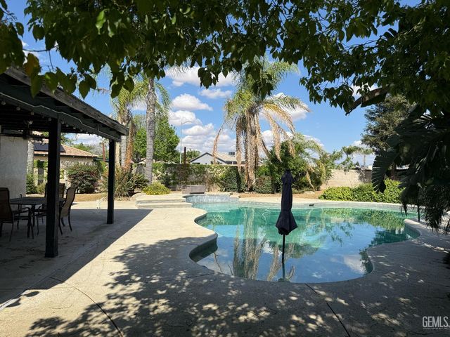 507 Meadow Grove Court, Bakersfield, CA 93308