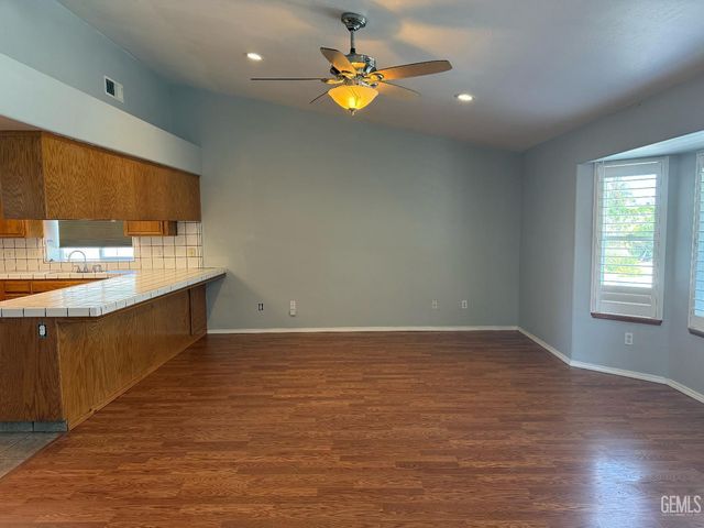 507 Meadow Grove Court, Bakersfield, CA 93308