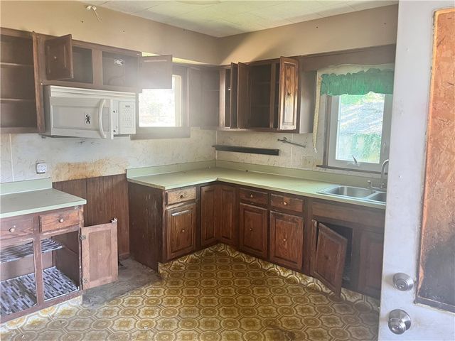 506 E Division St, New Castle, PA 16101