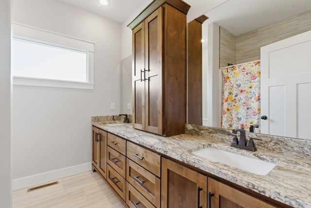 3215 W Bluffview Street, Springfield, MO 65810