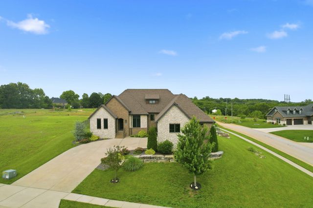 3215 W Bluffview Street, Springfield, MO 65810