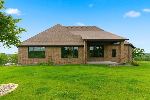 3215 W Bluffview Street, Springfield, MO 65810