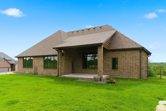 3215 W Bluffview Street, Springfield, MO 65810