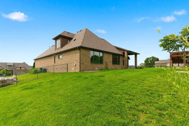 3215 W Bluffview Street, Springfield, MO 65810