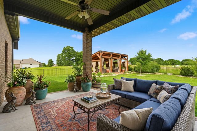 3215 W Bluffview Street, Springfield, MO 65810