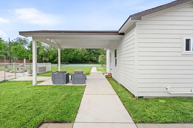 8800 Brae Acres Road, Houston, TX 77074